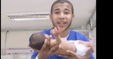القصة الحقيقية وراء فيديو رقص ممرض برضيعة داخل الحضانة عقب ولادتها
