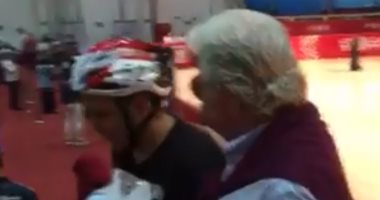 شاهد.. الفنان حسين فهمى يهنئ اللاعب شريف ندا فى أولمبياد أبو ظبى