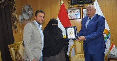 صور.. محافظ الوادى الجديد يكرم الأم المثالية على مستوى المحافظة