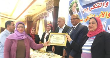 "تعليم القاهرة" تكرم الأم المثالية وأب من ذوى الاحتياجات وأم شهيد.. صور