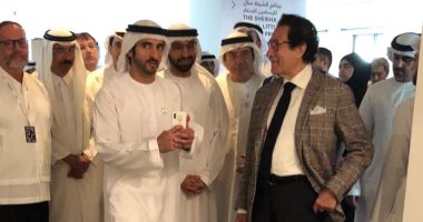 صور.. الشيخ حمدان بن راشد يلتقط صورة للوحة فاروق حسنى المهداة للإمارات