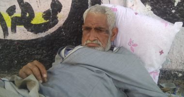 مسن يبحث عن أهله بمساكن الضباط.. والأهالى: "بيقول إنه من العياط"