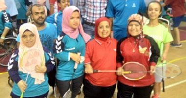 أقوى أم فى مصر.. الأمومة بالفطرة مش بالجواز.. أم الأقزام بطلة الجمهورية فى رفع الأثقال وأم مثالية لقصار القامة.. بتدعمهم وتشجعهم على الرياضة.. وبتوفق راسين فى الحلال.. وأخصائية اجتماعية لحل مشاكلهم.. فيديو وصور