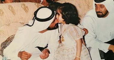 قصة صورة.. نجلة الشيخ محمد بن راشد فى طفولتها مع والدها