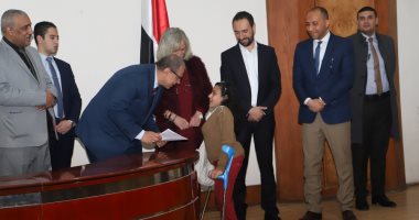 وزير القوى العاملة يسلم 304 عقود عمل لذوى الاحتياجات الخاصة