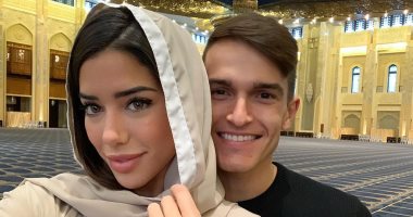 نجم أرسنال يثير الجدل برفقة صديقته داخل المسجد الكبير بالكويت.. اعرف التفاصيل