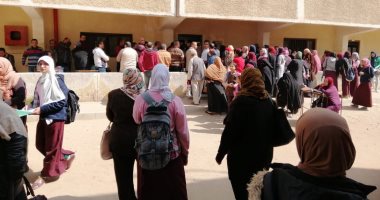 شكو من زحام بمدرسة بهتيم الثانوية بنات يتسبب فى تأخر توزيع شريحة التابليت 