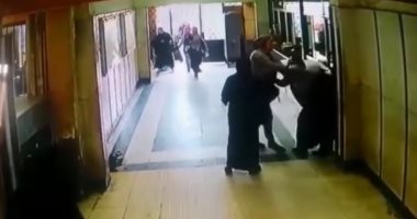 لامتها على التأخير.. موظفة تضرب مديرة شئون إدارية بشبرا الخيمة.. فيديو