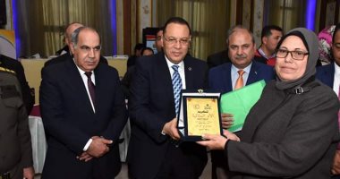 صور..محافظ الشرقية يكرم 32 أما مثالية على مستوى المحافظة