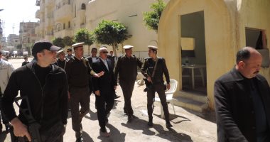 صور.. مدير أمن البحيرة يتفقد خدمات تأمين الكنائس بحوش عيسى وأبو المطامير