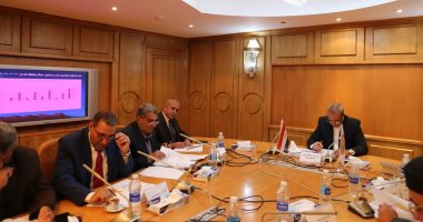 محافظ قنا يوجه بعقد ندوات صحية وزيارات منزلية للتعريف بمشروع "2 كفاية"