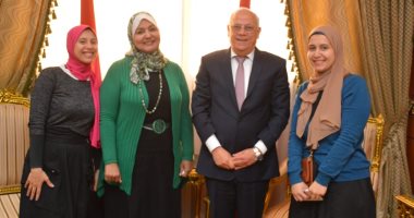 صور.. محافظ بورسعيد يستقبل الأم المثالية ويمنحها وابنتيها 3 رحلات عمرة