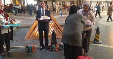 السكة الحديد توزع ورد وحلوى على ركاب محطة مصر بمناسبة عيد الأم