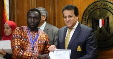 وزير التعليم العالى يكرم المشاركين الأفارقة فى الدورة 16 لمركز بحوث الفلزات