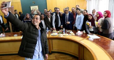 سيلفى "الفول و الطعمية" مع نقيب الصحفيين الجديد فى أول يوم عمل 