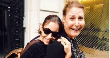 منة شلبى تحضن والدتها وتوجه لها رسالة فى عيد الأم