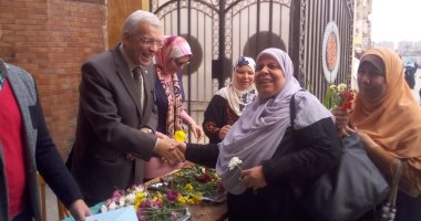 وكيل التعليم بالقليوبية يقدم باقات الورود للأمهات احتفالا بعيد الأم.. "صور"