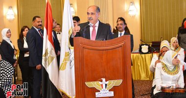 صور.. وزير الطيران المدنى يكرم 47 سيدة في إحتفالية عيد الأم 