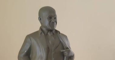 شاهد.. فنان يصمم تمثالا ميدانيا لمجدى يعقوب ويطالب بوضعه فى أسوان
