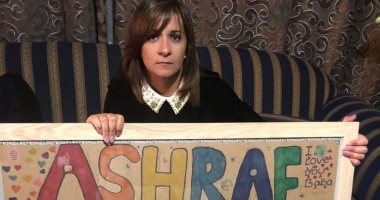 وزيرة الهجرة تلتقى أسر شهداء نيوزيلندا.. وابنة شهيد تهديها لوحة تخلد ذكرى والدها