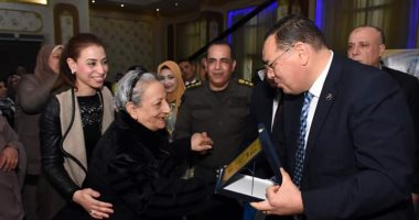 صور.. الأم المثالية بالشرقية 70 عاما نموذج فى التضحية والعطاء.. تساعد الأرامل ومحدودى الدخل بجانب دورها كأم وأب لابنيها بعد وفاة والدهما.. "ست سهير": ما زلت أمارس دورى فى العمل الاجتماعى ومعاونة الأهالى