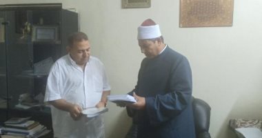 صور.. "الأوقاف" تهدى المركز الثقافى التابع لها بموريتانيا كتبا لنشر الوسطية
