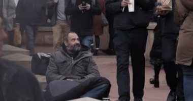 صور.. متسول يجمع 600 جنيه إسترلينى يوميا ويمتلك شقة فى لندن