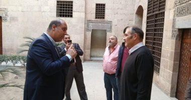 شاهد.. السفير السعودى بالقاهرة يزور الأماكن الأثرية بشارع المعز