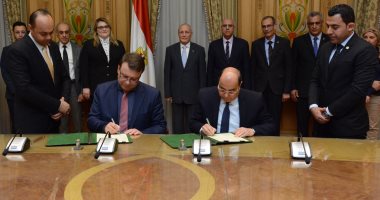 "العصار" يشهد توقيع مذكرة تفاهم مع شركة بولندية لإنشاء مصنع كبائن متنقلة