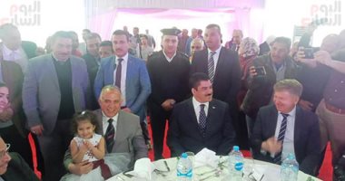 صور تذكارية لوزير الرى وسفير الاتحاد الأوروبى مع أصغر طفل بكورال اليوم العالمى للمياه
