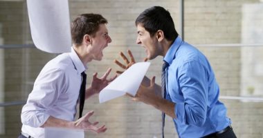 زميلك مستفز وبيعصبك..اعرف ازاى تتعامل معاه