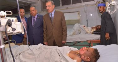 محافظ أسيوط يزور طفلين أصيبا بصعق كهربائى من سلك ضغط عال