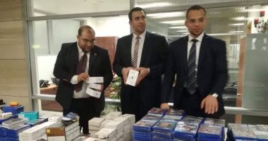 صور.. جمارك المطار تضبط محاولة تهريب هواتف محمولة وأدوات مكياج