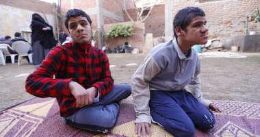 صور.. أم مريضة تطالب بعلاج نجليها المصابان بضمور بالمخ ومصدر دخل للأسرة