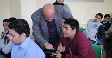 صور.. وكيل تعليم الغربيه يتابع أولى أيام الامتحان التجريبى على التابلت لطلاب الصف الأول الثانوى