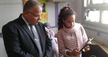 صور.. وكيل "تعليم الإسماعيلية" يتابع الاختبار التجريبى الأول باستخدام التابلت