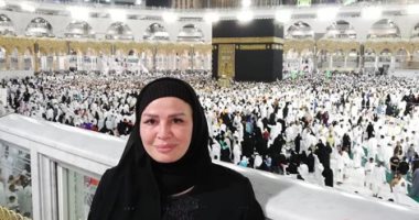 "بالحجاب والعباءة السودة".. إلهام شاهين تؤدى مناسك العمرة
