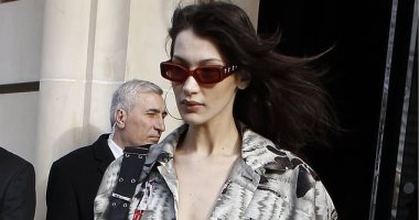 بيلا حديد تتجول فى باريس بـlook كاجوال وقميصها بـ965 جنيه استرلينى