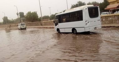 صور.. كسر جديد فى خط صرف صحى يغرق طريق السيل / الصداقة بأسوان