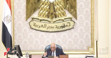 صور.. رئيس البرلمان ممازحا مرتضى منصور: بتمضى بقلم أحمر هتعملنا مشكلة مع الأهلى