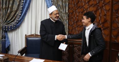  الإمام الأكبر يكرم الأطفال المشاركين بفعاليات مجلة نور فى معرض القاهرة للكتاب