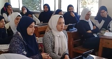 وكيل تعليم دمياط يتابع الاختبار الإلكترونى للصف الأول الثانوى بالمدارس