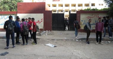 طلاب أولى ثانوى يؤدون الامتحان الإلكترونى التجريبى فى اللغة العربية