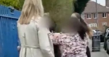خناقة أمهات.. شجار بين امرأتين أمام مدرسة بريطانية يخيف الأطفال.. فيديو