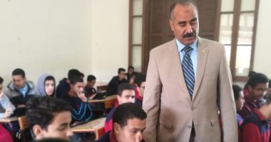 وكيل تعليم الجيزة يتفقد امتحان أولى ثانوى ويطمئن الطلاب