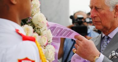صور .. الأمير تشارلز يشارك فى وضع إكليل الزهور فى نصب خوسيه مارتى فى هافانا