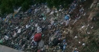 أهالى كفر أبو جندى بالغربية يشكون تلوث المصرف بالقمامة.. صور