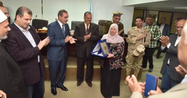 محافظ أسيوط يناقش استعدادات الاحتفال بالعيد القومى ويكرم رئيس مركز ساحل سليم
