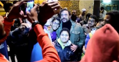 أحلى جمهور ده ولا ايه.. الأطفال يحيطون بمحمد إمام فى كواليس "هوجان"