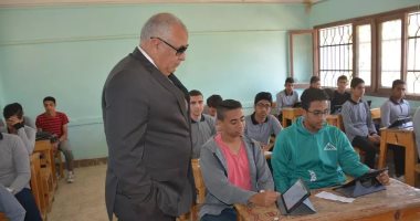 صور.. محافظ الوادى الجديد يتابع امتحانات المرحلة الثانوية بنظام التابلت